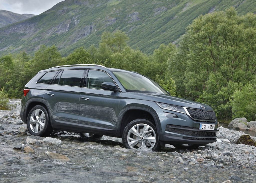 Skoda Kodiaq driving on rocky road and shallow water